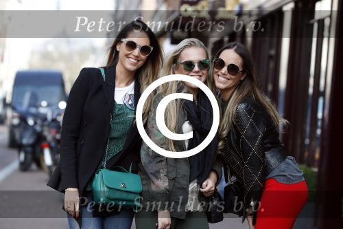 Amsterdam 28 maart 2017
Maybritt Slof en Danielle Slof met een vriendin op de pc hooftstraat