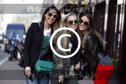 Amsterdam 28 maart 2017
Maybritt Slof en Danielle Slof met een vriendin op de pc hooftstraat