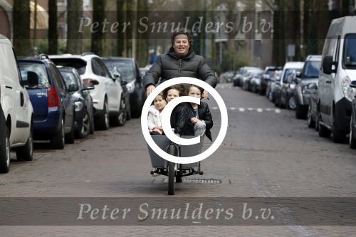 Amsterdam 1 maart 2017 
Dirk Zeelenberg met zijn 3 kinderen in de bakfiets in Amsterdam zuid