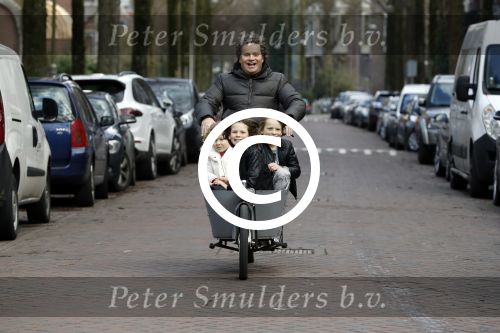 Amsterdam 1 maart 2017 
Dirk Zeelenberg met zijn 3 kinderen in de bakfiets in Amsterdam zuid