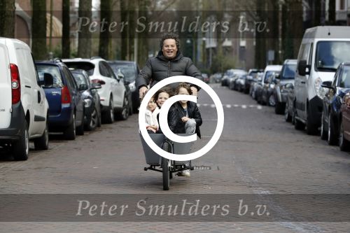 Amsterdam 1 maart 2017 
Dirk Zeelenberg met zijn 3 kinderen in de bakfiets in Amsterdam zuid