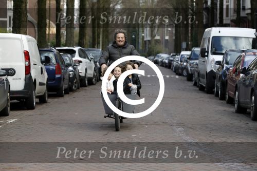 Amsterdam 1 maart 2017 
Dirk Zeelenberg met zijn 3 kinderen in de bakfiets in Amsterdam zuid