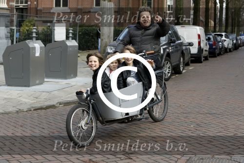Amsterdam 1 maart 2017 
Dirk Zeelenberg met zijn 3 kinderen in de bakfiets in Amsterdam zuid