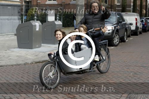 Amsterdam 1 maart 2017 
Dirk Zeelenberg met zijn 3 kinderen in de bakfiets in Amsterdam zuid
