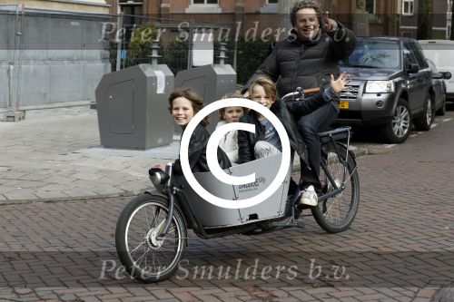 Amsterdam 1 maart 2017 
Dirk Zeelenberg met zijn 3 kinderen in de bakfiets in Amsterdam zuid