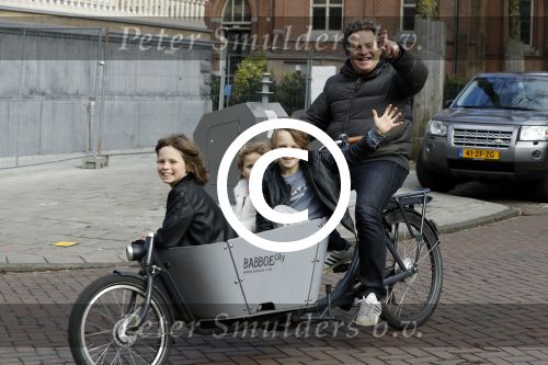 Amsterdam 1 maart 2017 
Dirk Zeelenberg met zijn 3 kinderen in de bakfiets in Amsterdam zuid