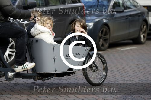 Amsterdam 1 maart 2017 
Dirk Zeelenberg met zijn 3 kinderen in de bakfiets in Amsterdam zuid