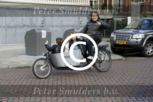 Amsterdam 1 maart 2017 
Dirk Zeelenberg met zijn 3 kinderen in de bakfiets in Amsterdam zuid