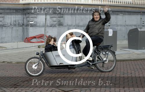 Amsterdam 1 maart 2017 
Dirk Zeelenberg met zijn 3 kinderen in de bakfiets in Amsterdam zuid