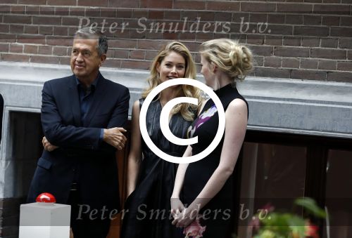 Amsterdam 8 maart 2017
Voque 5 jaar. Op de cover staan Doutzen Kroes en Lara Stone. Mario Testino is de fotograaf . Hoofdredaktrice Karin Swerink is ook aanwezig in het conservatorium hotel.