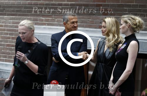 Amsterdam 8 maart 2017
Voque 5 jaar. Op de cover staan Doutzen Kroes en Lara Stone. Mario Testino is de fotograaf . Hoofdredaktrice Karin Swerink is ook aanwezig in het conservatorium hotel.