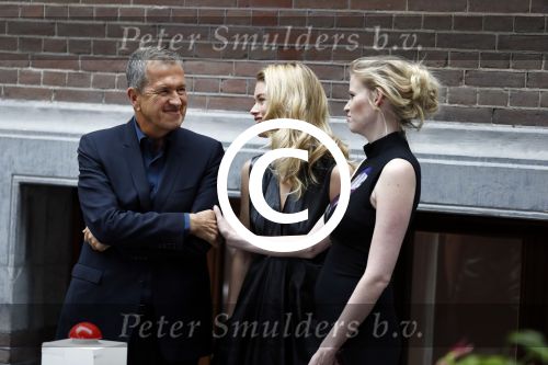 Amsterdam 8 maart 2017
Voque 5 jaar. Op de cover staan Doutzen Kroes en Lara Stone. Mario Testino is de fotograaf . Hoofdredaktrice Karin Swerink is ook aanwezig in het conservatorium hotel.