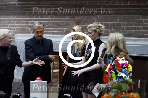 Amsterdam 8 maart 2017
Voque 5 jaar. Op de cover staan Doutzen Kroes en Lara Stone. Mario Testino is de fotograaf . Hoofdredaktrice Karin Swerink is ook aanwezig in het conservatorium hotel.
