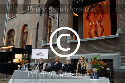 Amsterdam 8 maart 2017
Voque 5 jaar. Op de cover staan Doutzen Kroes en Lara Stone. Mario Testino is de fotograaf . Hoofdredaktrice Karin Swerink is ook aanwezig in het conservatorium hotel.