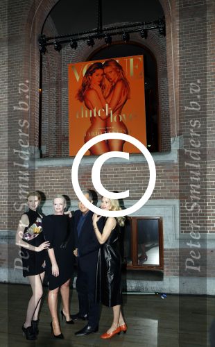 Amsterdam 8 maart 2017
Voque 5 jaar. Op de cover staan Doutzen Kroes en Lara Stone. Mario Testino is de fotograaf . Hoofdredaktrice Karin Swerink is ook aanwezig in het conservatorium hotel.