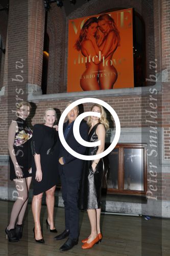 Amsterdam 8 maart 2017
Voque 5 jaar. Op de cover staan Doutzen Kroes en Lara Stone. Mario Testino is de fotograaf . Hoofdredaktrice Karin Swerink is ook aanwezig in het conservatorium hotel.
