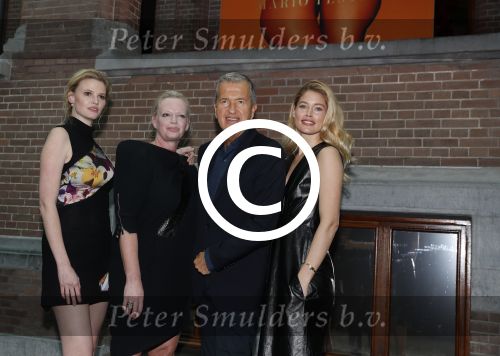 Amsterdam 8 maart 2017
Voque 5 jaar. Op de cover staan Doutzen Kroes en Lara Stone. Mario Testino is de fotograaf . Hoofdredaktrice Karin Swerink is ook aanwezig in het conservatorium hotel.