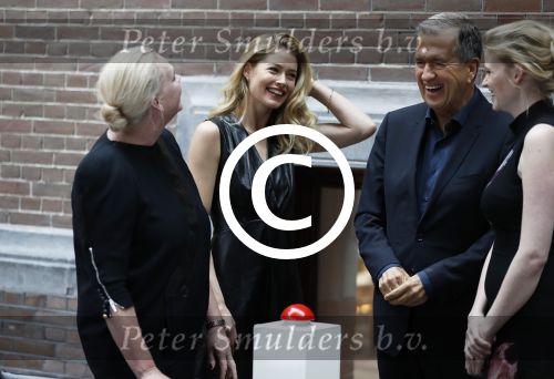 Amsterdam 8 maart 2017
Voque 5 jaar. Op de cover staan Doutzen Kroes en Lara Stone. Mario Testino is de fotograaf . Hoofdredaktrice Karin Swerink is ook aanwezig in het conservatorium hotel.