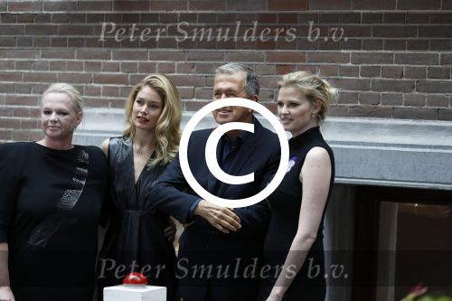Amsterdam 8 maart 2017
Voque 5 jaar. Op de cover staan Doutzen Kroes en Lara Stone. Mario Testino is de fotograaf . Hoofdredaktrice Karin Swerink is ook aanwezig in het conservatorium hotel.
