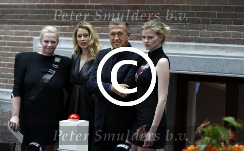 Amsterdam 8 maart 2017
Voque 5 jaar. Op de cover staan Doutzen Kroes en Lara Stone. Mario Testino is de fotograaf . Hoofdredaktrice Karin Swerink is ook aanwezig in het conservatorium hotel.