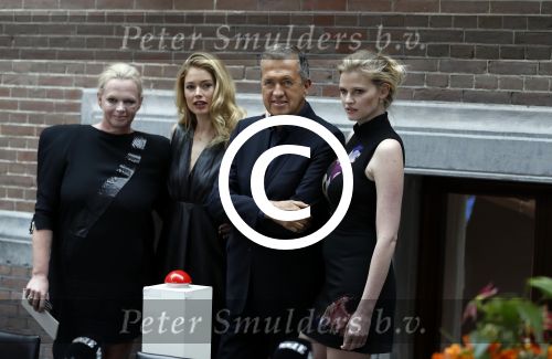 Amsterdam 8 maart 2017
Voque 5 jaar. Op de cover staan Doutzen Kroes en Lara Stone. Mario Testino is de fotograaf . Hoofdredaktrice Karin Swerink is ook aanwezig in het conservatorium hotel.