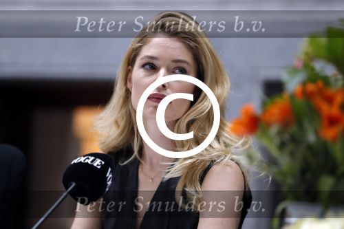 Amsterdam 8 maart 2017
Voque 5 jaar. Op de cover staan Doutzen Kroes en Lara Stone. Mario Testino is de fotograaf . Hoofdredaktrice Karin Swerink is ook aanwezig in het conservatorium hotel.