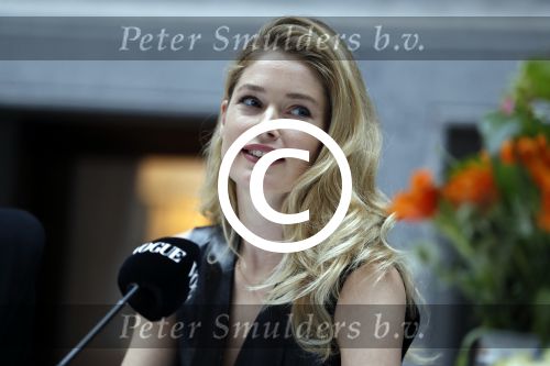 Amsterdam 8 maart 2017
Voque 5 jaar. Op de cover staan Doutzen Kroes en Lara Stone. Mario Testino is de fotograaf . Hoofdredaktrice Karin Swerink is ook aanwezig in het conservatorium hotel.