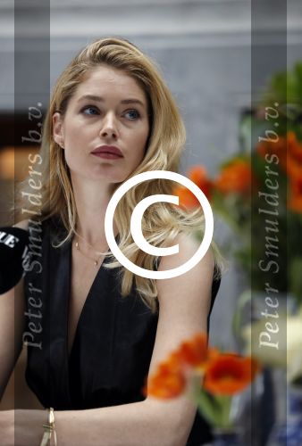 Amsterdam 8 maart 2017
Voque 5 jaar. Op de cover staan Doutzen Kroes en Lara Stone. Mario Testino is de fotograaf . Hoofdredaktrice Karin Swerink is ook aanwezig in het conservatorium hotel.
