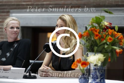 Amsterdam 8 maart 2017
Voque 5 jaar. Op de cover staan Doutzen Kroes en Lara Stone. Mario Testino is de fotograaf . Hoofdredaktrice Karin Swerink is ook aanwezig in het conservatorium hotel.