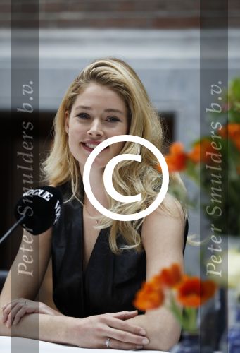 Amsterdam 8 maart 2017
Voque 5 jaar. Op de cover staan Doutzen Kroes en Lara Stone. Mario Testino is de fotograaf . Hoofdredaktrice Karin Swerink is ook aanwezig in het conservatorium hotel.