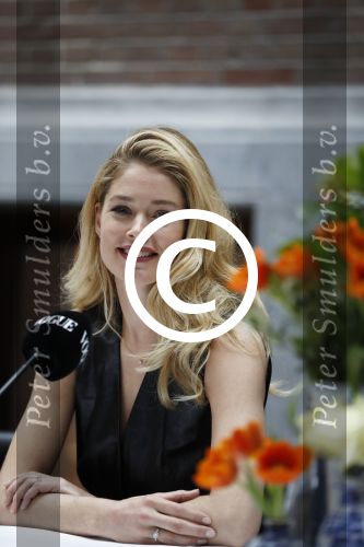Amsterdam 8 maart 2017
Voque 5 jaar. Op de cover staan Doutzen Kroes en Lara Stone. Mario Testino is de fotograaf . Hoofdredaktrice Karin Swerink is ook aanwezig in het conservatorium hotel.