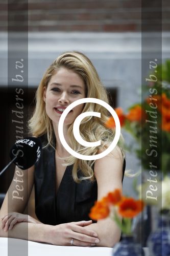 Amsterdam 8 maart 2017
Voque 5 jaar. Op de cover staan Doutzen Kroes en Lara Stone. Mario Testino is de fotograaf . Hoofdredaktrice Karin Swerink is ook aanwezig in het conservatorium hotel.