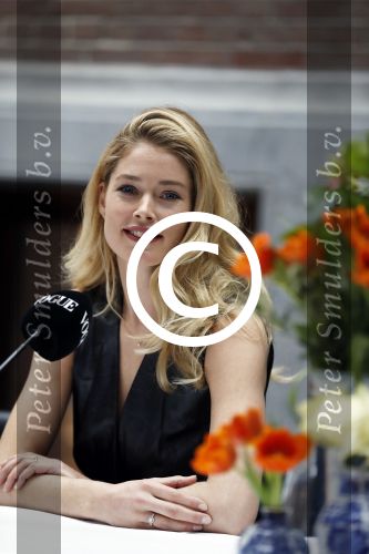 Amsterdam 8 maart 2017
Voque 5 jaar. Op de cover staan Doutzen Kroes en Lara Stone. Mario Testino is de fotograaf . Hoofdredaktrice Karin Swerink is ook aanwezig in het conservatorium hotel.