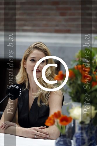 Amsterdam 8 maart 2017
Voque 5 jaar. Op de cover staan Doutzen Kroes en Lara Stone. Mario Testino is de fotograaf . Hoofdredaktrice Karin Swerink is ook aanwezig in het conservatorium hotel.