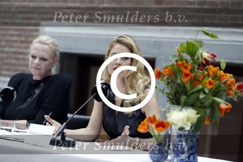 Amsterdam 8 maart 2017
Voque 5 jaar. Op de cover staan Doutzen Kroes en Lara Stone. Mario Testino is de fotograaf . Hoofdredaktrice Karin Swerink is ook aanwezig in het conservatorium hotel.