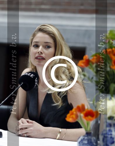 Amsterdam 8 maart 2017
Voque 5 jaar. Op de cover staan Doutzen Kroes en Lara Stone. Mario Testino is de fotograaf . Hoofdredaktrice Karin Swerink is ook aanwezig in het conservatorium hotel.