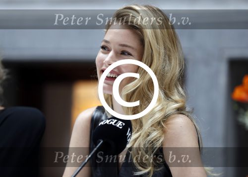Amsterdam 8 maart 2017
Voque 5 jaar. Op de cover staan Doutzen Kroes en Lara Stone. Mario Testino is de fotograaf . Hoofdredaktrice Karin Swerink is ook aanwezig in het conservatorium hotel.