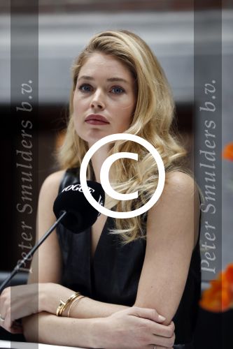Amsterdam 8 maart 2017
Voque 5 jaar. Op de cover staan Doutzen Kroes en Lara Stone. Mario Testino is de fotograaf . Hoofdredaktrice Karin Swerink is ook aanwezig in het conservatorium hotel.
