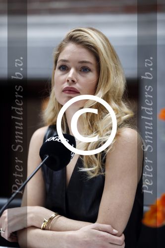 Amsterdam 8 maart 2017
Voque 5 jaar. Op de cover staan Doutzen Kroes en Lara Stone. Mario Testino is de fotograaf . Hoofdredaktrice Karin Swerink is ook aanwezig in het conservatorium hotel.