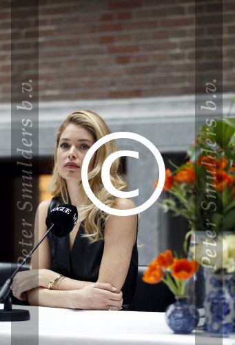 Amsterdam 8 maart 2017
Voque 5 jaar. Op de cover staan Doutzen Kroes en Lara Stone. Mario Testino is de fotograaf . Hoofdredaktrice Karin Swerink is ook aanwezig in het conservatorium hotel.