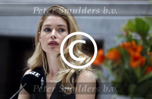 Amsterdam 8 maart 2017
Voque 5 jaar. Op de cover staan Doutzen Kroes en Lara Stone. Mario Testino is de fotograaf . Hoofdredaktrice Karin Swerink is ook aanwezig in het conservatorium hotel.