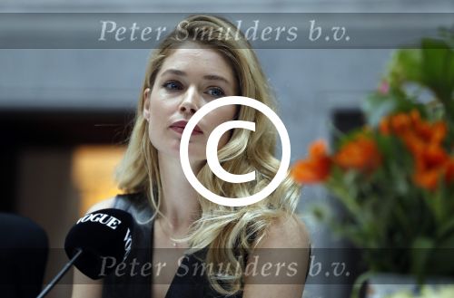 Amsterdam 8 maart 2017
Voque 5 jaar. Op de cover staan Doutzen Kroes en Lara Stone. Mario Testino is de fotograaf . Hoofdredaktrice Karin Swerink is ook aanwezig in het conservatorium hotel.