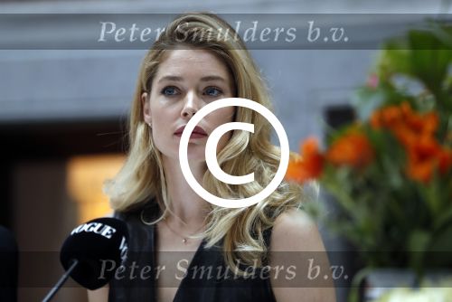 Amsterdam 8 maart 2017
Voque 5 jaar. Op de cover staan Doutzen Kroes en Lara Stone. Mario Testino is de fotograaf . Hoofdredaktrice Karin Swerink is ook aanwezig in het conservatorium hotel.