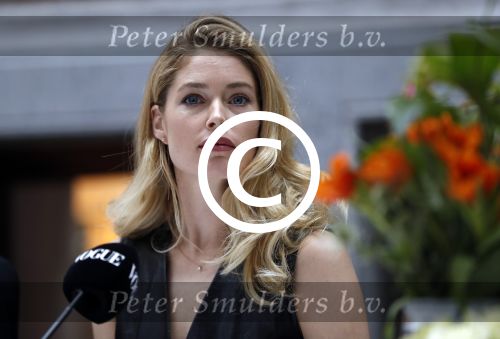 Amsterdam 8 maart 2017
Voque 5 jaar. Op de cover staan Doutzen Kroes en Lara Stone. Mario Testino is de fotograaf . Hoofdredaktrice Karin Swerink is ook aanwezig in het conservatorium hotel.