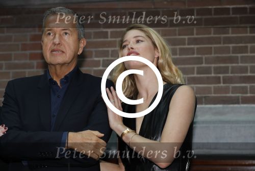 Amsterdam 8 maart 2017
Voque 5 jaar. Op de cover staan Doutzen Kroes en Lara Stone. Mario Testino is de fotograaf . Hoofdredaktrice Karin Swerink is ook aanwezig in het conservatorium hotel.