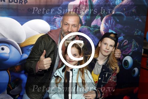 Amsterdam 18 maart 2017 
premiere Smurfen in  Pathe Arena. Eddy Zoey met zijn kinderen