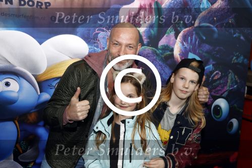 Amsterdam 18 maart 2017 
premiere Smurfen in  Pathe Arena. Eddy Zoey met zijn kinderen