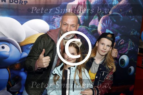 Amsterdam 18 maart 2017 
premiere Smurfen in  Pathe Arena. Eddy Zoey met zijn kinderen