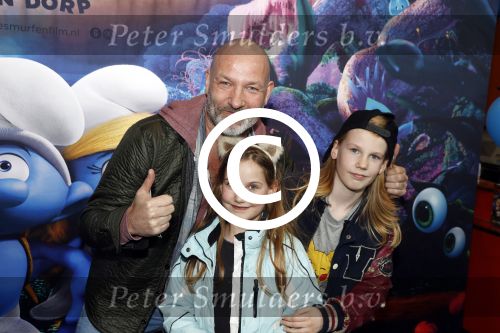 Amsterdam 18 maart 2017 
premiere Smurfen in  Pathe Arena. Eddy Zoey met zijn kinderen
