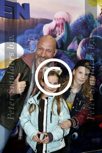 Amsterdam 18 maart 2017 
premiere Smurfen in  Pathe Arena. Eddy Zoey met zijn kinderen